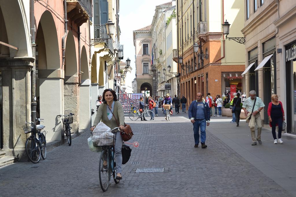 DSC_0078_In Padua zijn er veel zuilengangen in de straten, wat deel uitmaakt van de schoonheid van het stadslandschap..JPG
